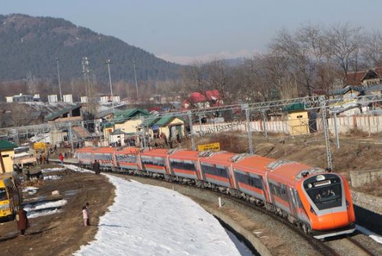 'वंदे भारत एक्सप्रेस के श्रीनगर पहुंचते ही कश्मीर ट्रेन का ट्रायल रन पूरा हो गया |'